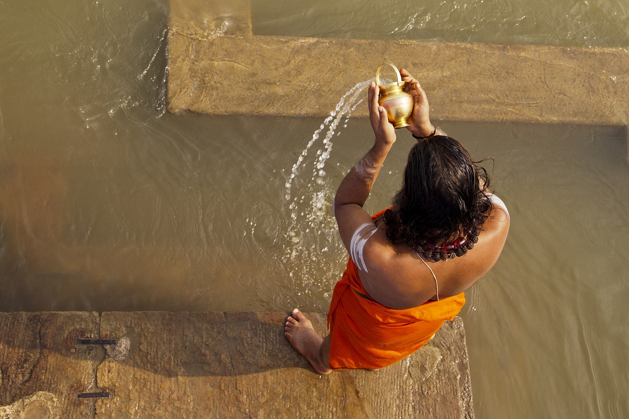 rituel au bord du Gange par un sadhu